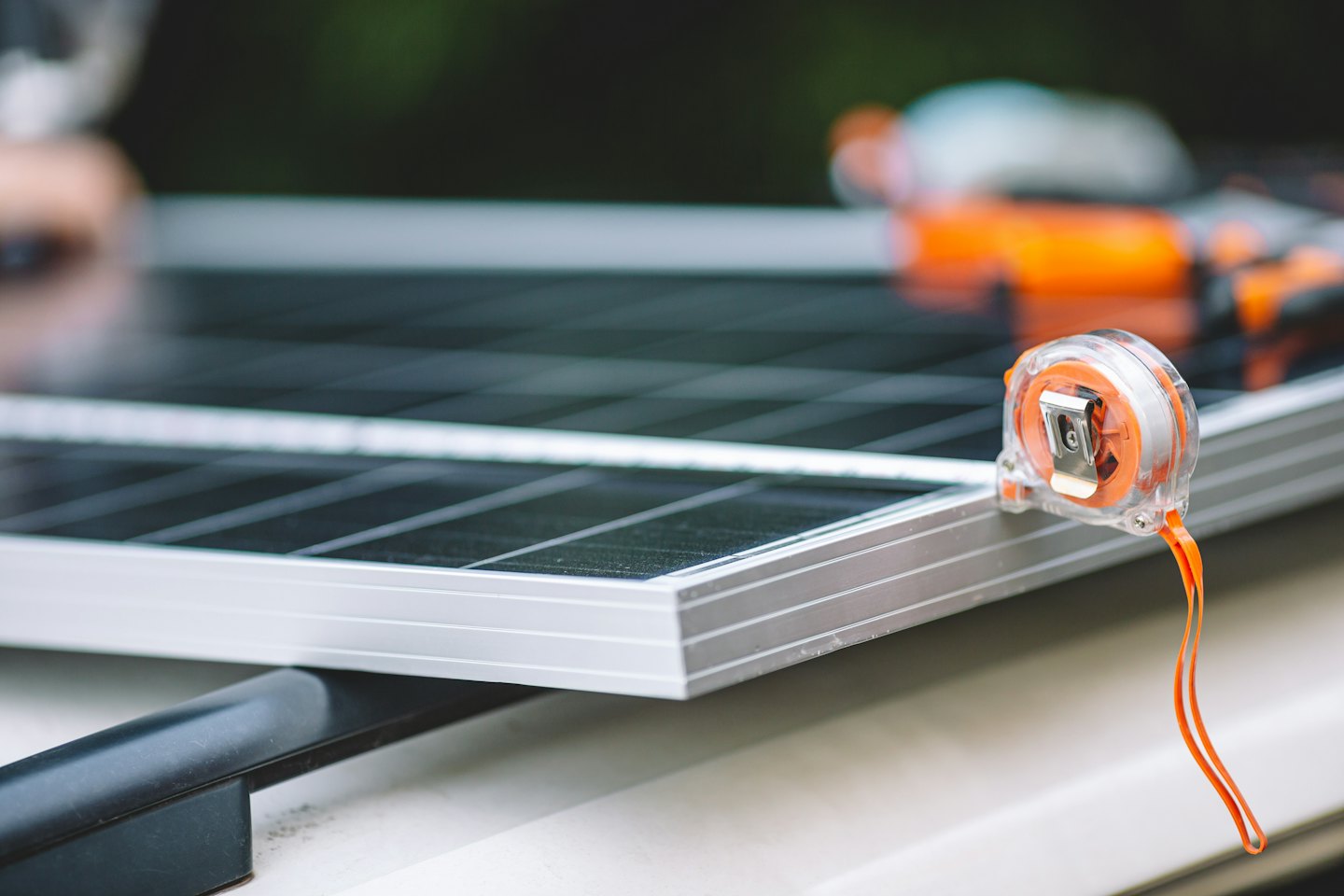 Solarpanel wird für die Montage an einem Fahrzeug gemessen.